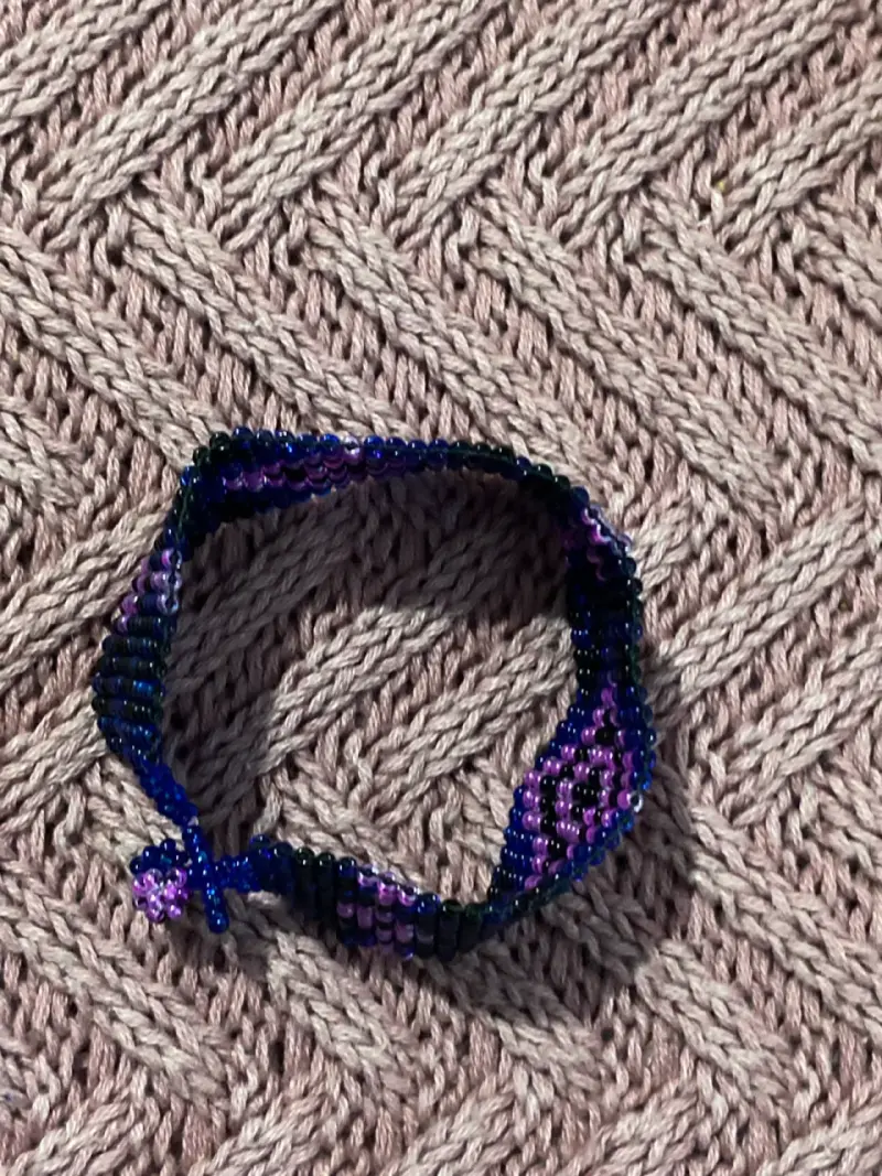 Pulsera artesanal de mostacillas azul y morado - 1