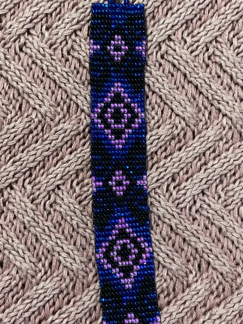 Pulsera artesanal de mostacillas azul y morado - 2