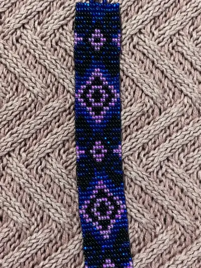 Pulsera artesanal de mostacillas azul y morado - miniatura 2