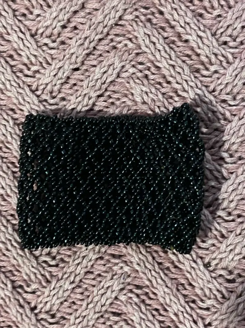 Pulsera de cuentas negras tejida a mano - 1