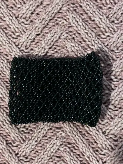 Pulsera de cuentas negras tejida a mano - miniatura 1