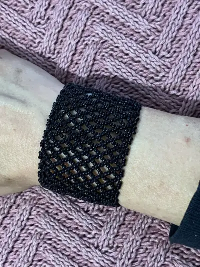 Pulsera de cuentas negras tejida a mano - miniatura 3