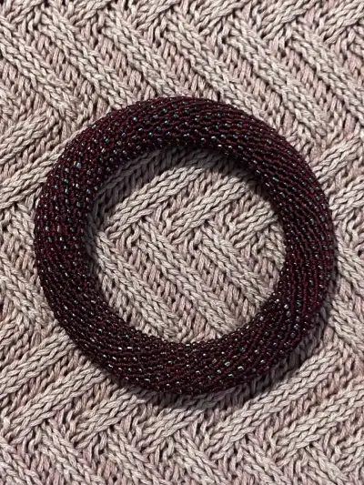 Pulsera tejida a mano color burdeos - miniatura 1