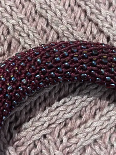 Pulsera tejida a mano color burdeos - miniatura 2