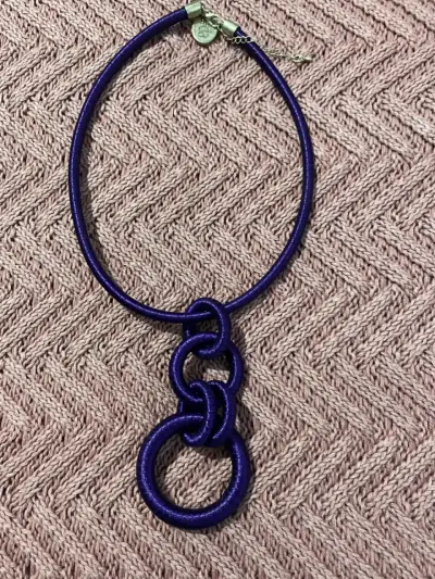 Collar de diseño moderno en color morado, de tela - miniatura 1