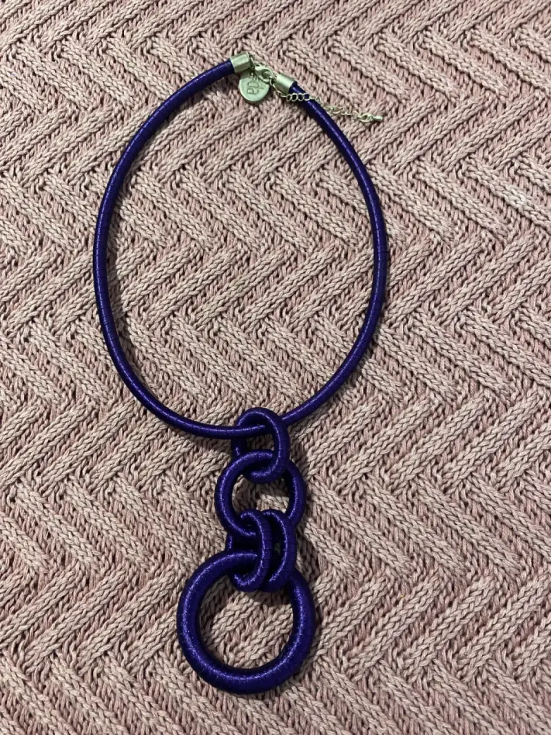 Collar de diseño moderno en color morado, de tela - 2