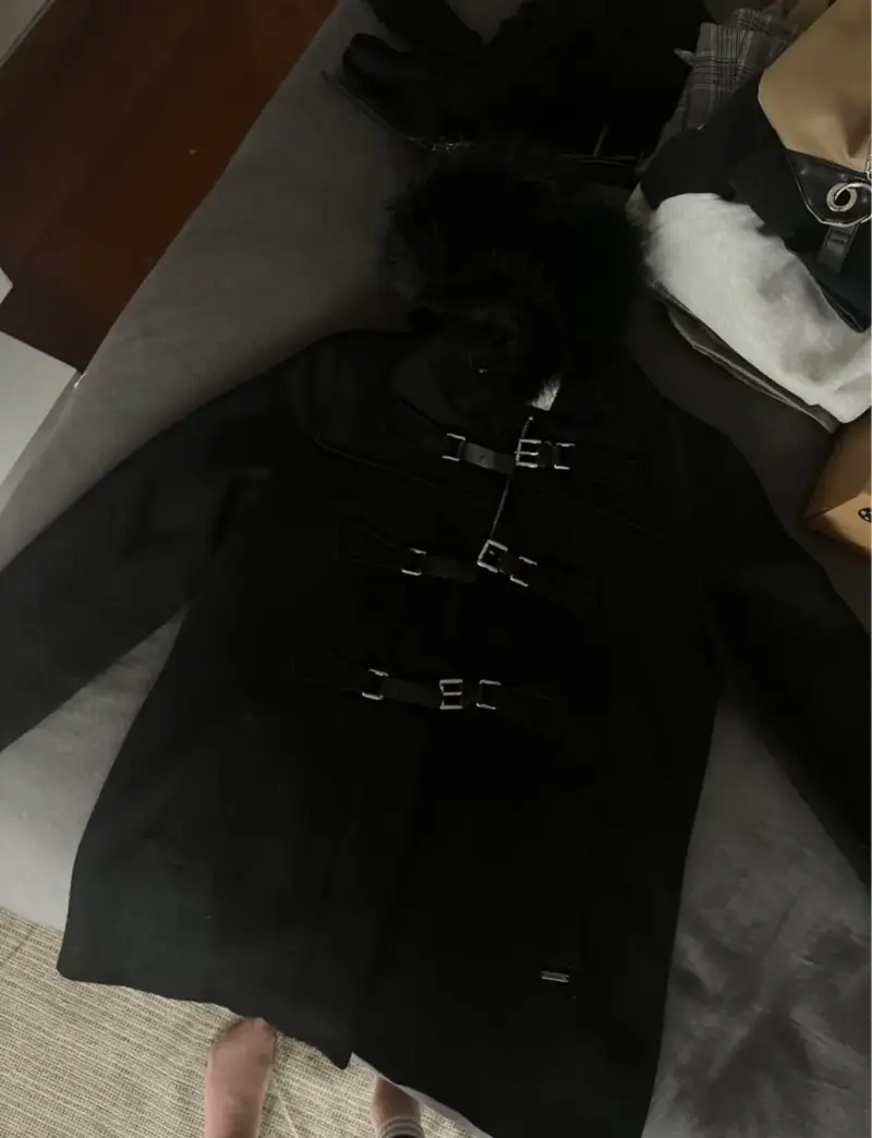 Abrigo negro con capucha y hebillas para mujer - 1