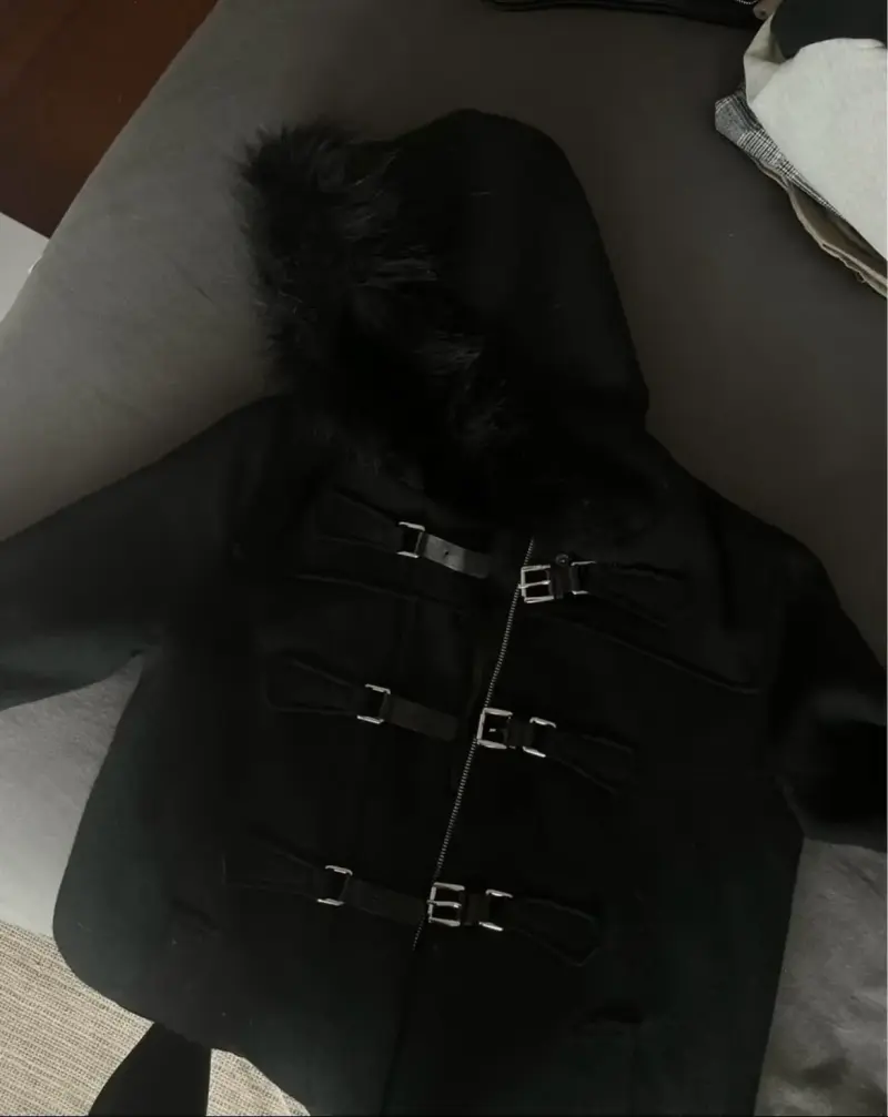 Abrigo negro con capucha y hebillas para mujer - 3