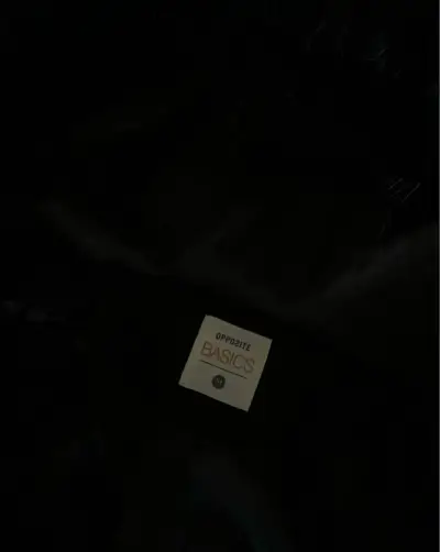 Abrigo negro con capucha y hebillas para mujer - miniatura 4