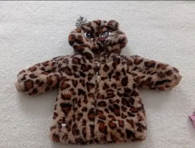 Abrigo para niña con diseño de animal print - miniatura 1