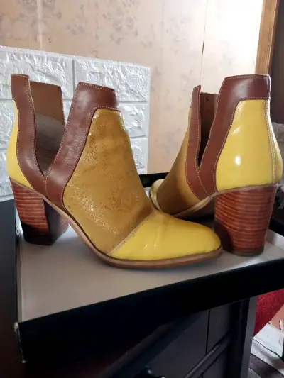 Botines de cuero amarillo y marrón con tacón alto - miniatura 1