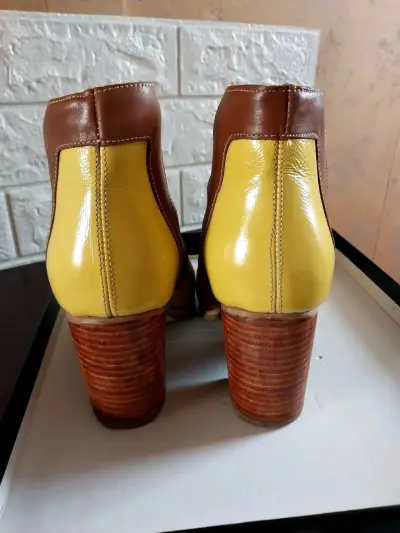 Botines de cuero amarillo y marrón con tacón alto - miniatura 2