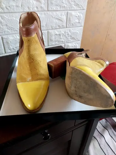 Botines de cuero amarillo y marrón con tacón alto - miniatura 3