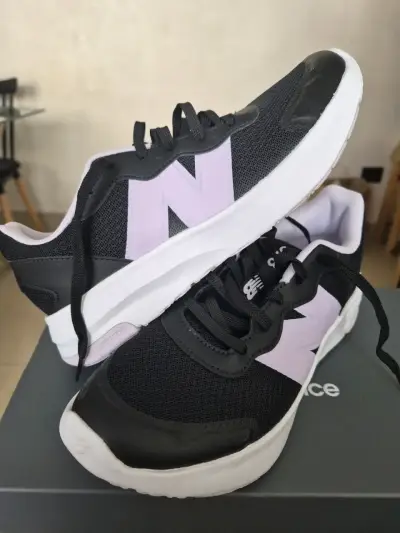 Zapatillas deportivas New Balance negras y lilas - miniatura 1
