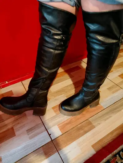 Botas negras de cuero - miniatura 2