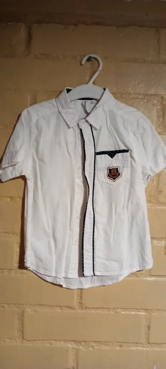 Camisa blanca para niño con detalle bordado