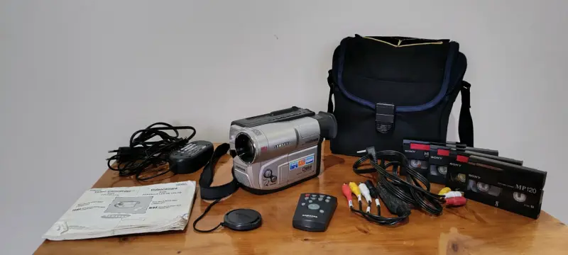 Videocámara Samsung Hi8 con accesorios y estuche - 1