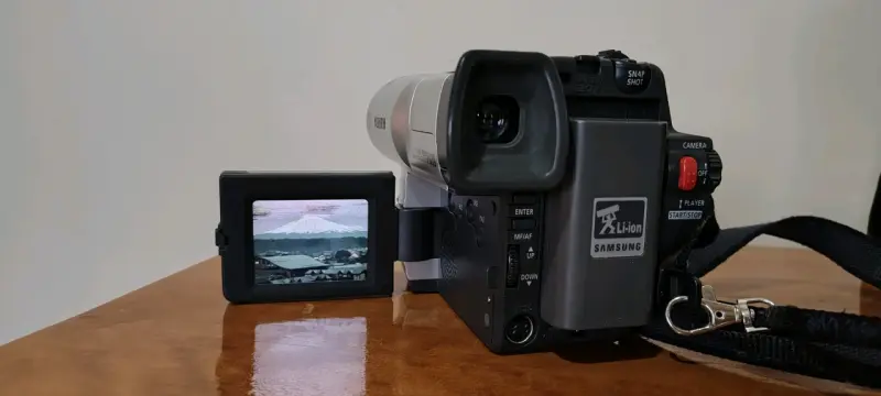 Videocámara Samsung Hi8 con accesorios y estuche - 2