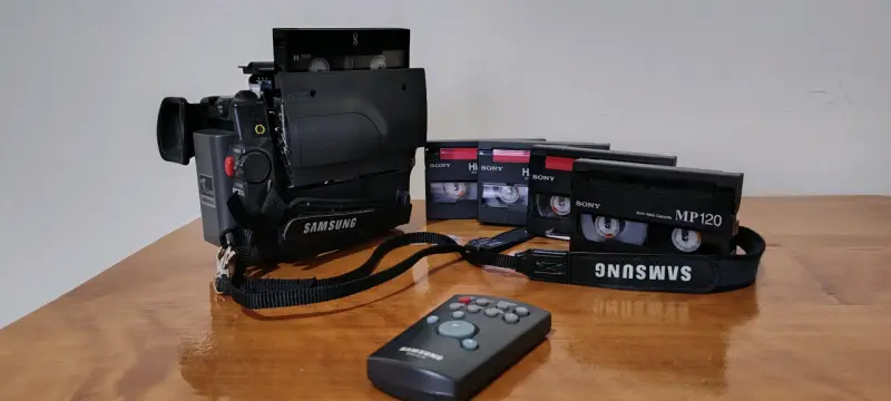 Videocámara Samsung Hi8 con accesorios y estuche - 3