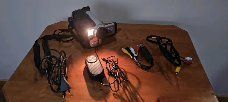 Videocámara Samsung Hi8 con accesorios y estuche - 4