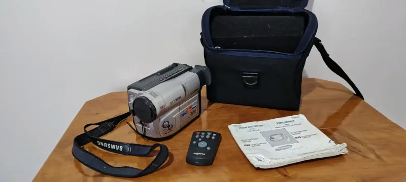 Videocámara Samsung Hi8 con accesorios y estuche - 5