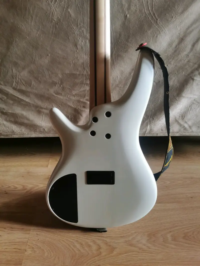 Bajo eléctrico blanco de 5 cuerdas SX - 4