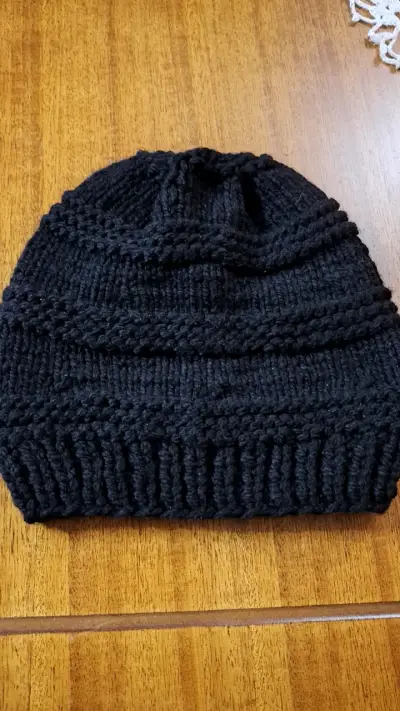 Gorros tejidos a mano en varios colores - miniatura 1