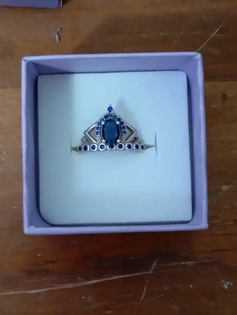 Anillo de plata con zafiro azul
