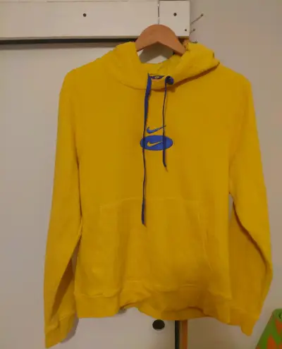 Polerón amarillo Nike con capucha - miniatura 1