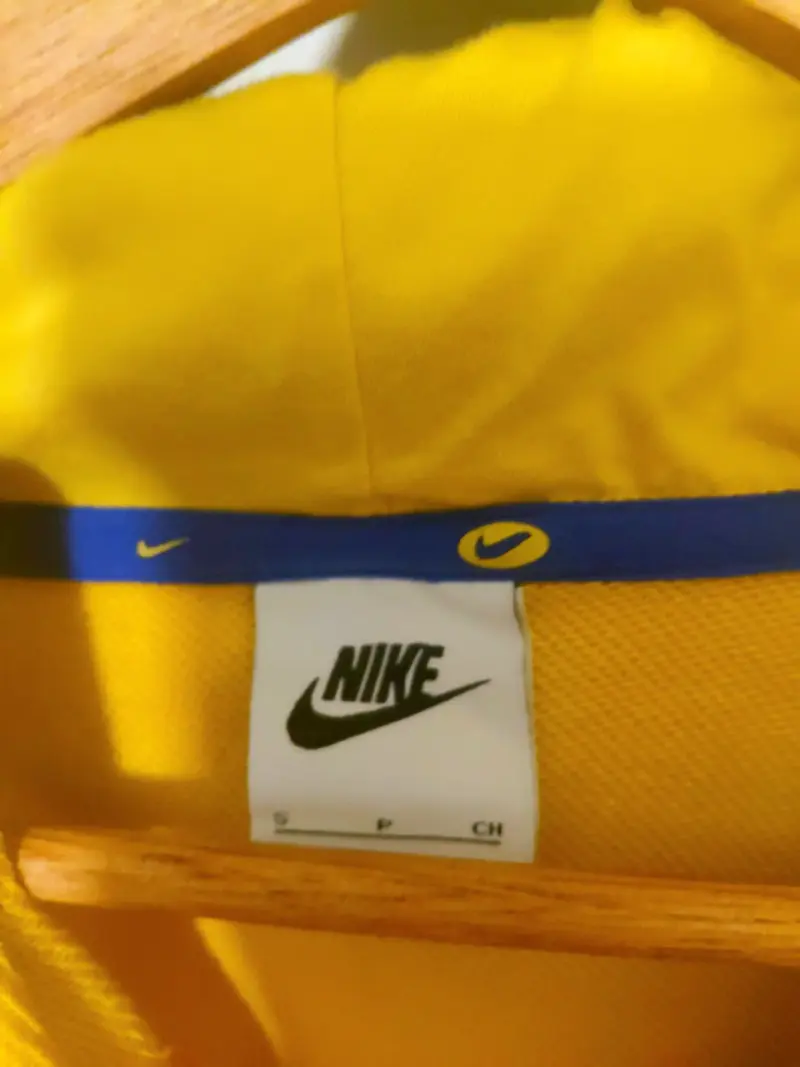 Polerón amarillo Nike con capucha - 2