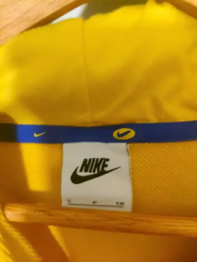 Polerón amarillo Nike con capucha - miniatura 2
