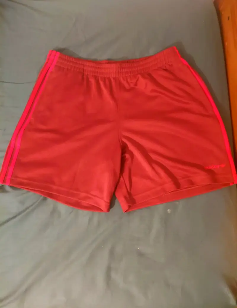 Shorts deportivos rojos Adidas para hombre - 1