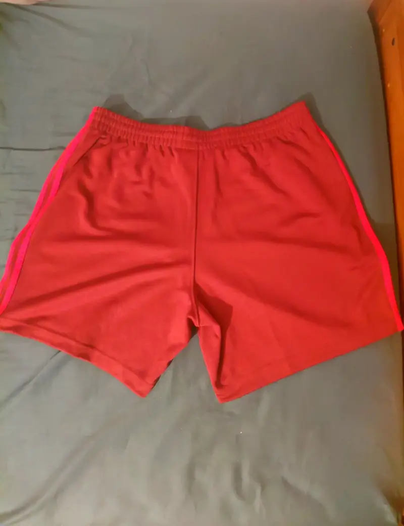 Shorts deportivos rojos Adidas para hombre - 2
