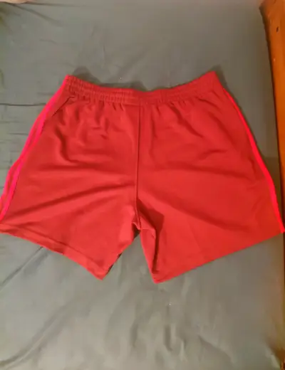 Shorts deportivos rojos Adidas para hombre - miniatura 2