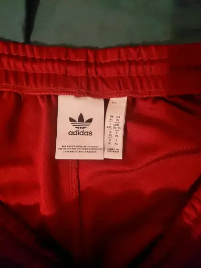Shorts deportivos rojos Adidas para hombre - miniatura 3