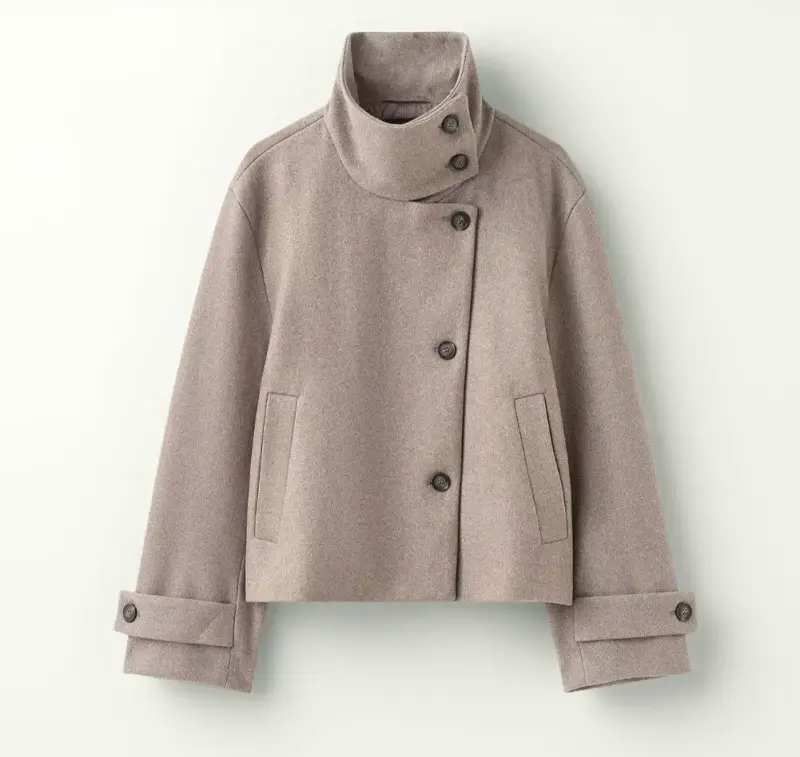 Chaqueta de lana beige con cuello alto