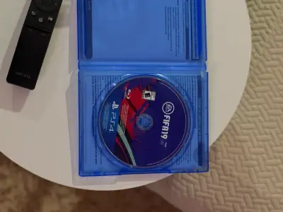 Juego FIFA 19 para PS4 en muy buen estado - miniatura 3