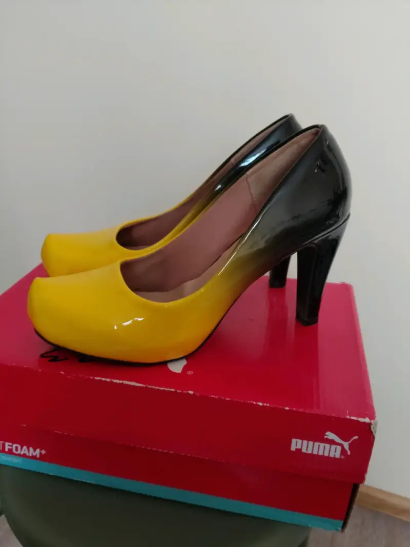 Zapatos de tacón alto bicolor amarillo y negro