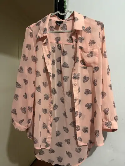 Blusa transparente rosa con estampado de corazones - miniatura 1