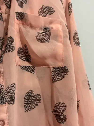 Blusa transparente rosa con estampado de corazones - miniatura 2