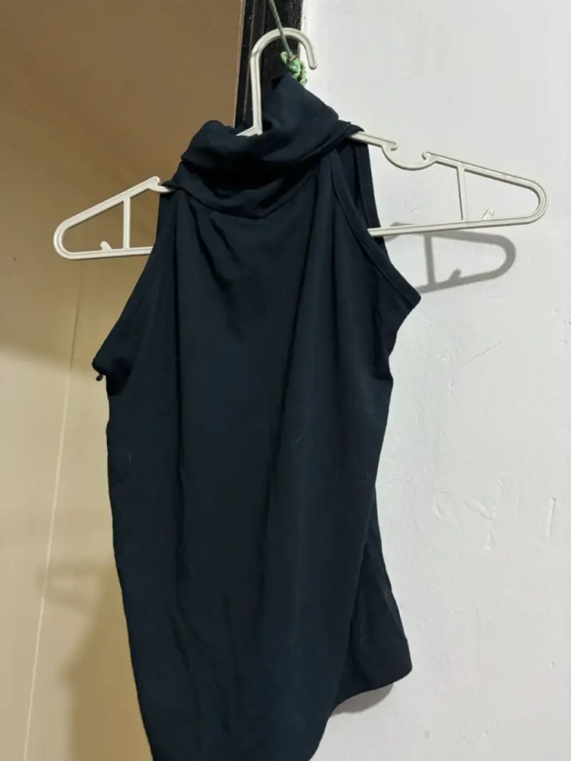 Polera sin mangas negra con cuello alto - 1