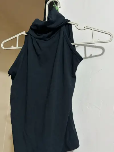Polera sin mangas negra con cuello alto - miniatura 2