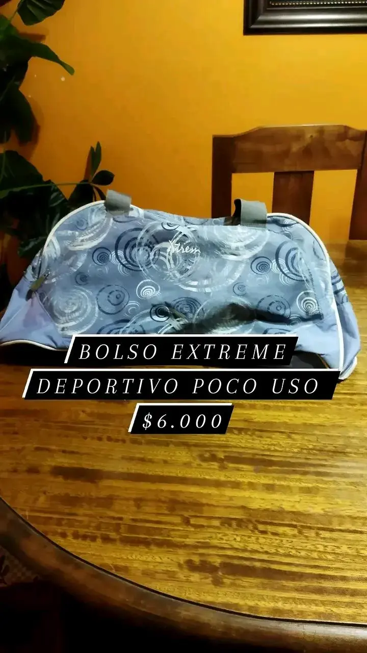 Bolso deportivo azul con diseño circular