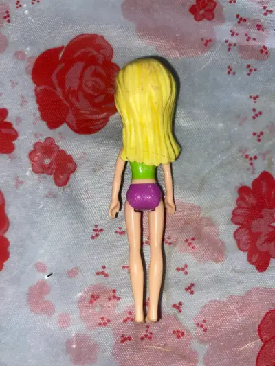 Polly Pocket Mattel con ropa colorida - miniatura 2