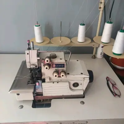 Máquina Overlock Gemsy Industrial con Motor Nagoya - miniatura 1