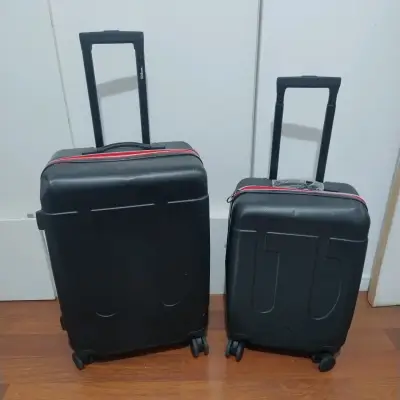 Set de maletas rígidas negras con ruedas - miniatura 1