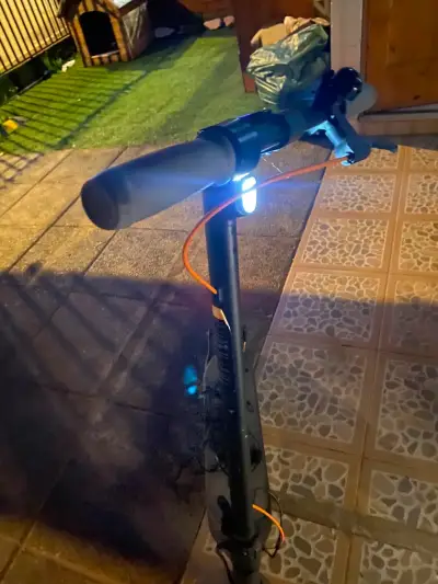 Scooter eléctrico Ninebot con luces LED - miniatura 2