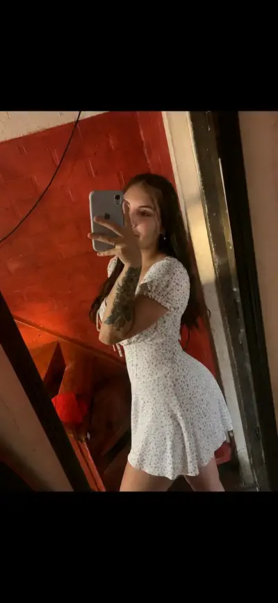 Vestido corto blanco con estampado floral - miniatura 1