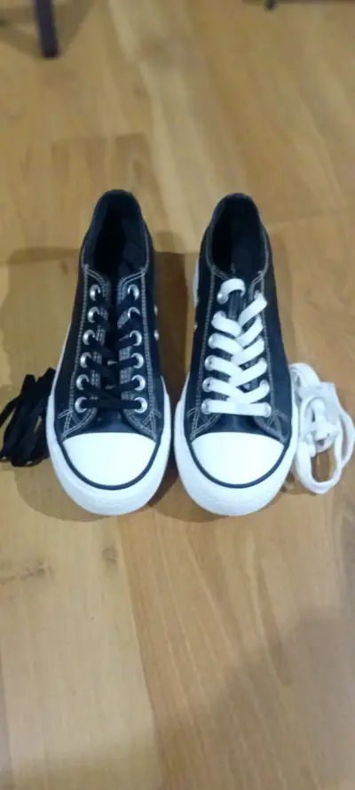 Zapatillas negras estilo casual con cordones - miniatura 1