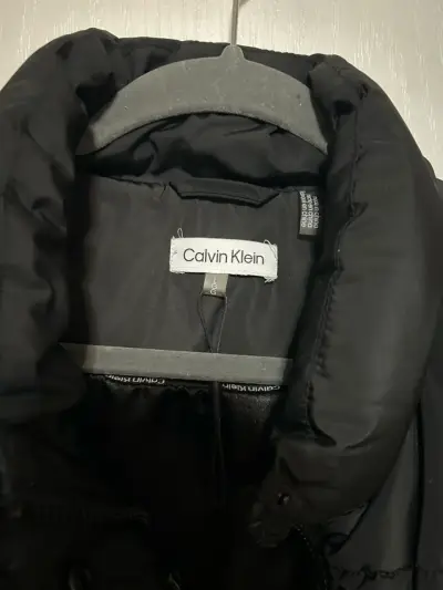 Parka negra Calvin Klein original - miniatura 2